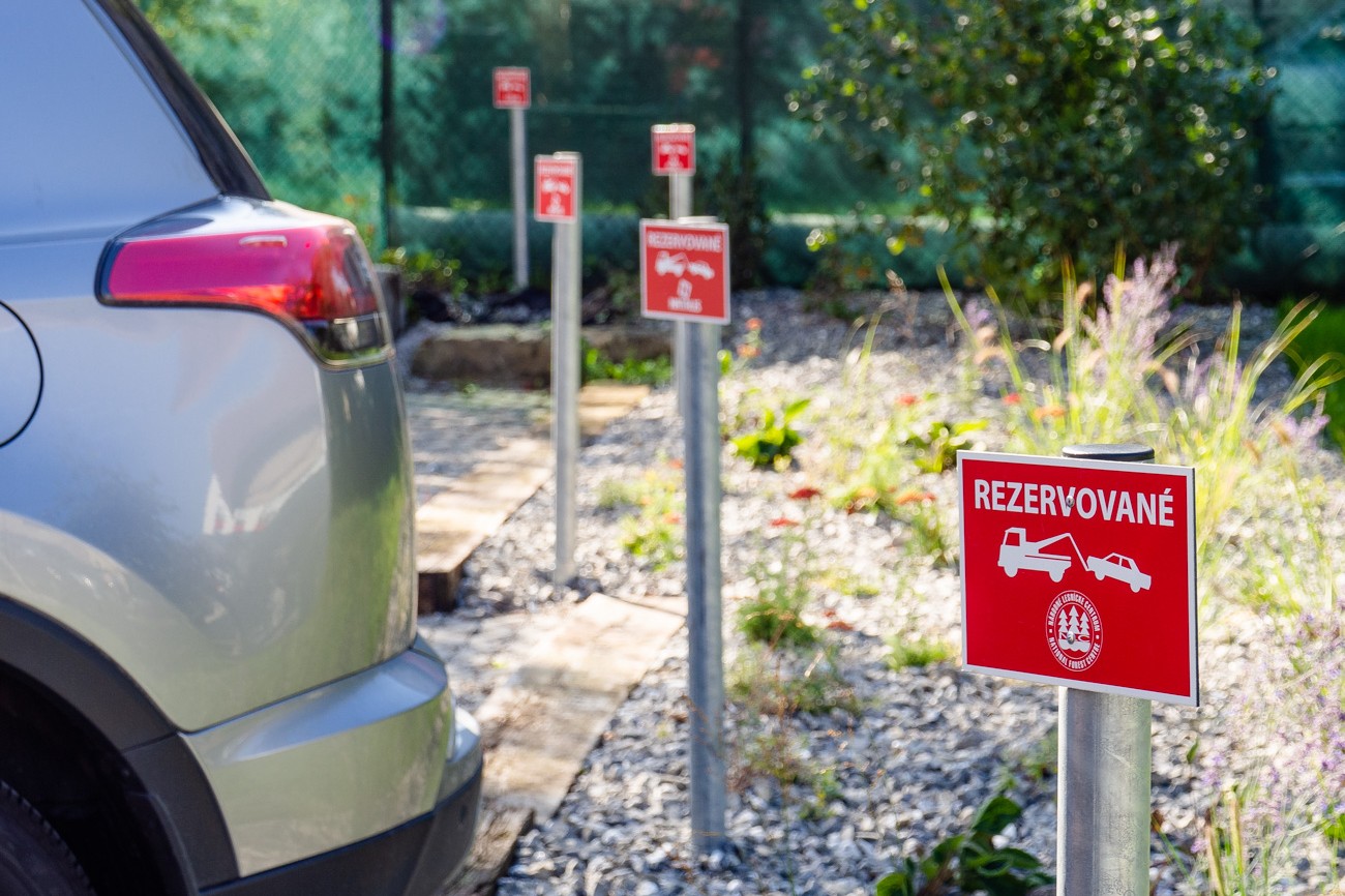 parkovanie pri boriku